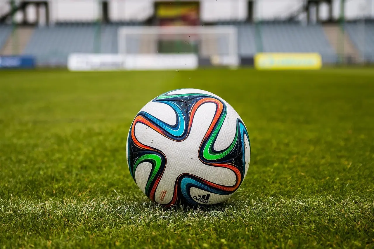 Fodbold på græs foran mål